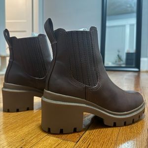 ‼️SOLD‼️NEW Universal Thread Chelsea Boots